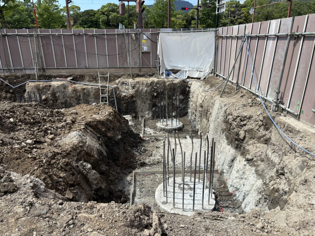 基礎工事進行中